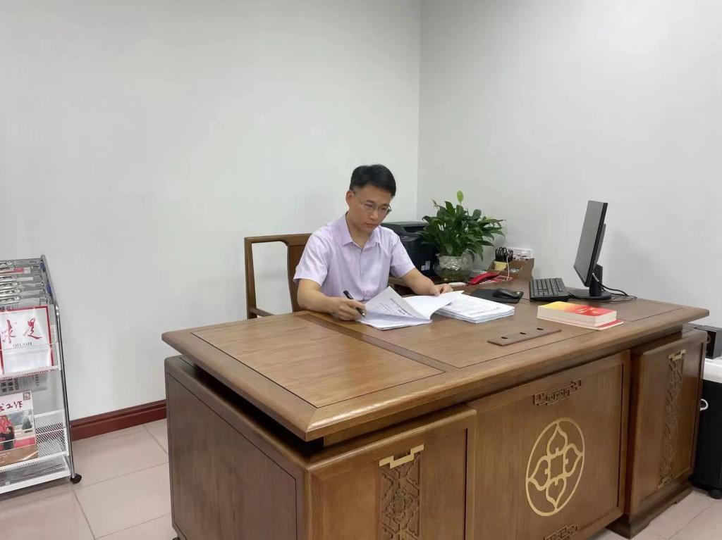 威廉希尔手机版校友许云获评第六届  广东省“人民满意的公务员”称号